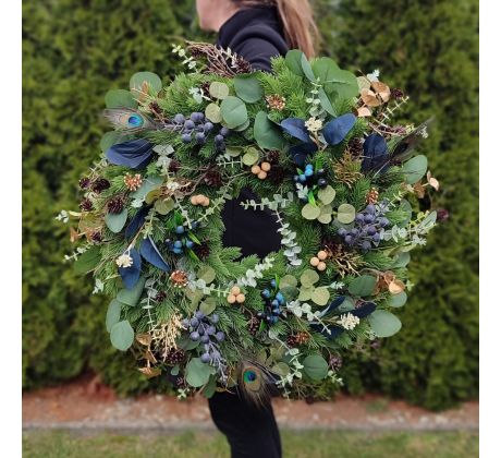 Veľký zimný veniec s eukalyptom a pierkami