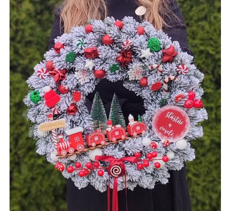 Zasnežený vianočný veniec s led svetielkami