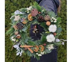 Vianočný veniec v prírodnom štýle so zvončekmi