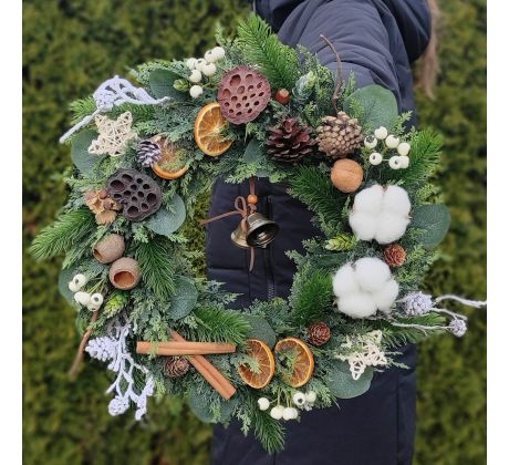 Vianočný veniec v prírodnom štýle so zvončekmi