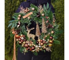 Vianočný veniec s jeleňom v zlatej a hnedej farbe