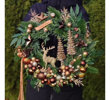 Vianočný veniec s jeleňom v zlatej a hnedej farbe