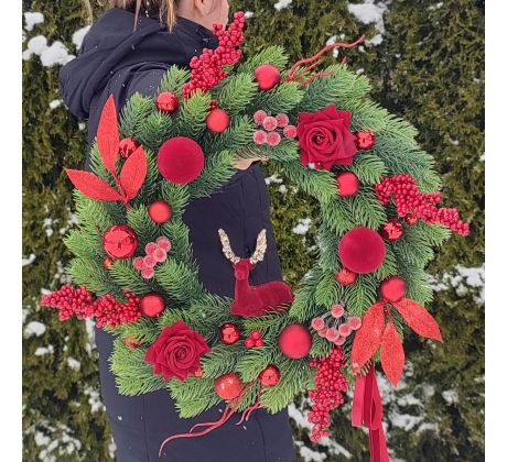 Vianočný veniec v červeno - bordovej farbe