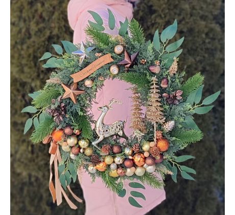 Vianočný veniec s jeleňom v zlatej a hnedej farbe